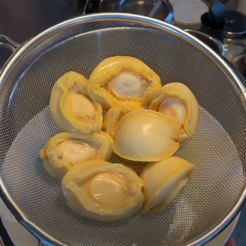 Step 4 Cook the soup Abalone soup with pork ribs and wax gourd