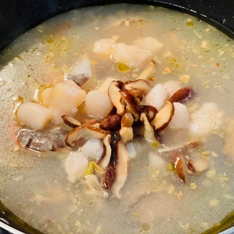 Step 2 Cook the soup for Seafood Abalone Soup