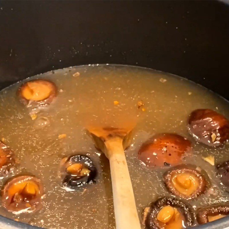 Step 5 Cook the soup Abalone mushroom soup