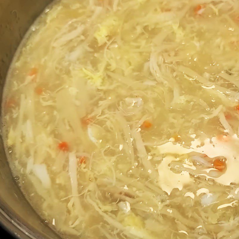 Step 3 Cook the crab soup Snow fungus crab soup