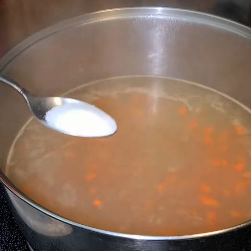 Step 3 Cook the crab soup Snow fungus crab soup