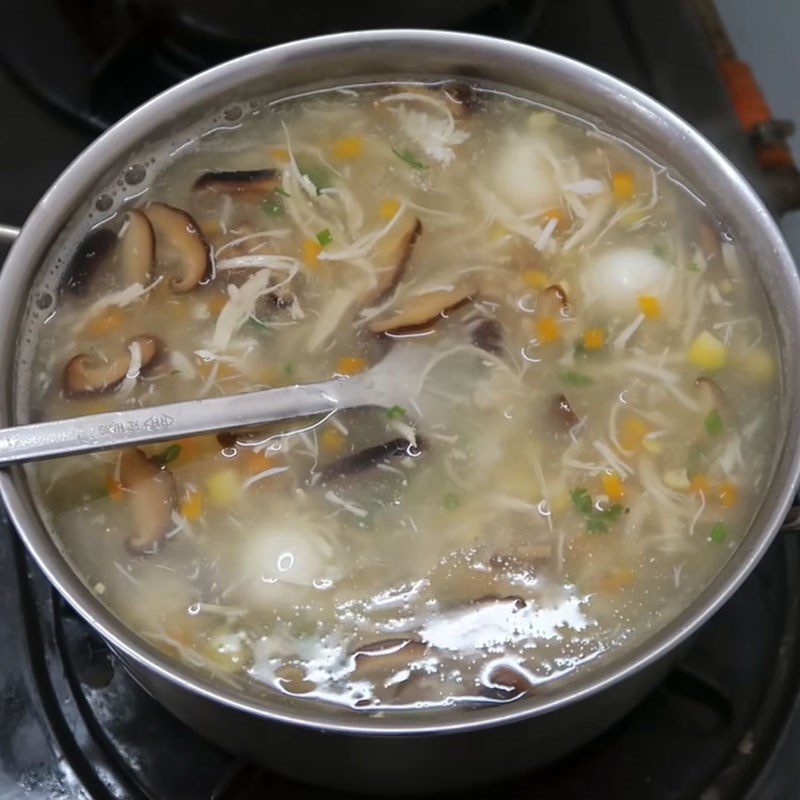 Step 5 Cook crab soup Crab soup with shiitake mushrooms