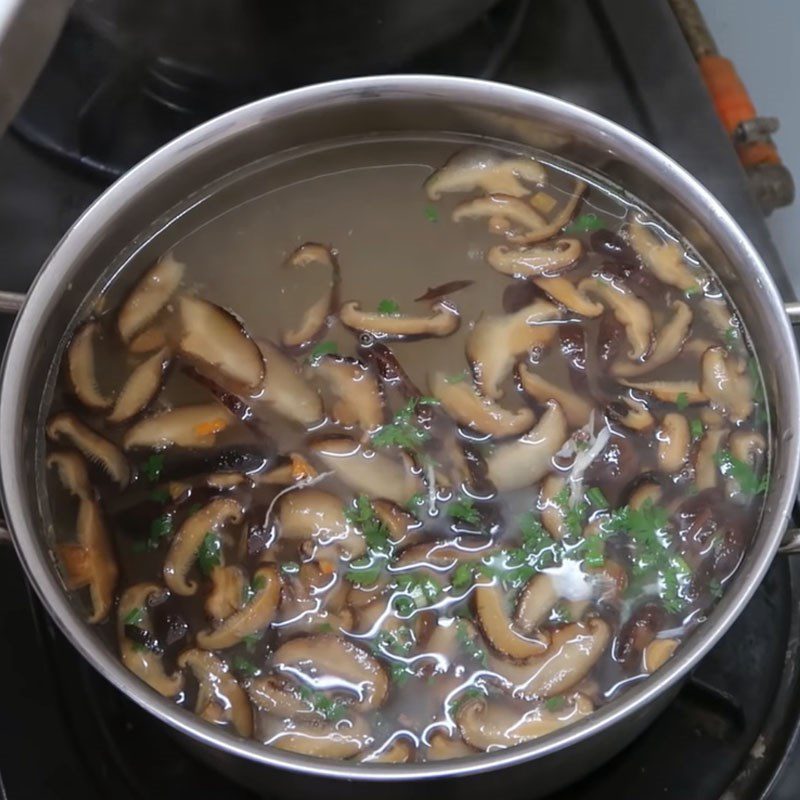 Step 5 Cook crab soup Crab soup with shiitake mushrooms