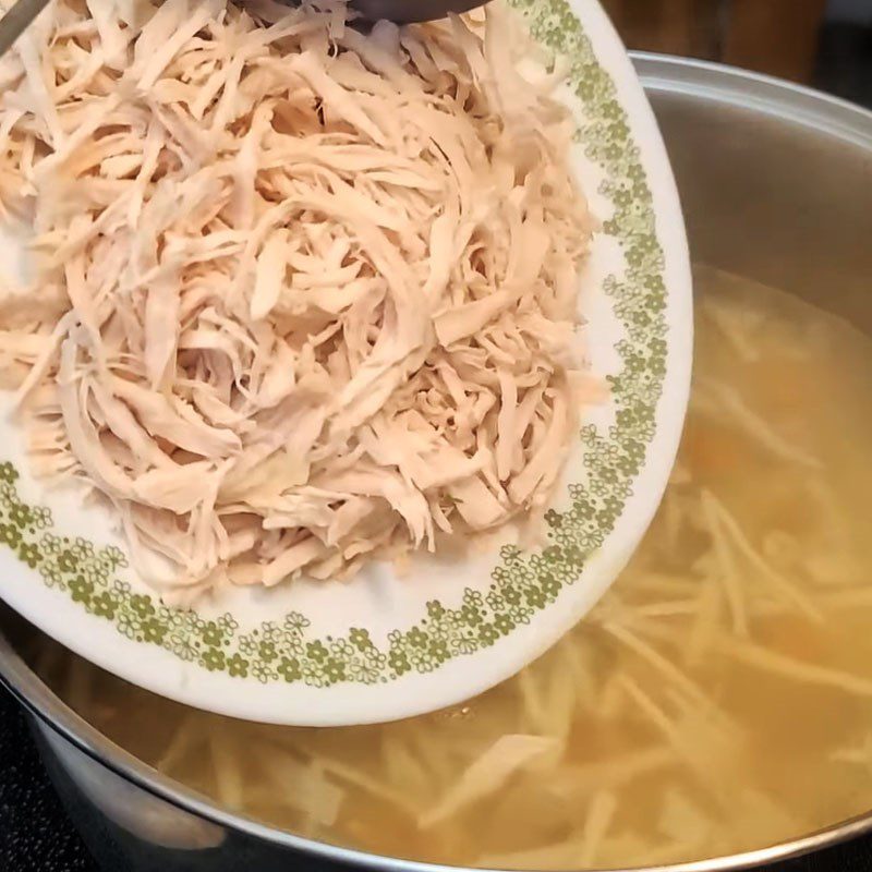 Step 3 Cook the crab soup Snow fungus crab soup