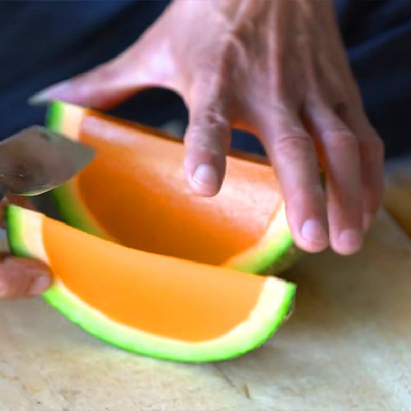 Step 3 Cook the jelly, pour the jelly into the melon shell Melon jelly