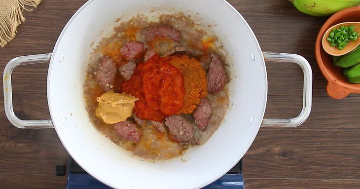 Step 2 Cook the beef and season the broth for the beef satay noodle soup