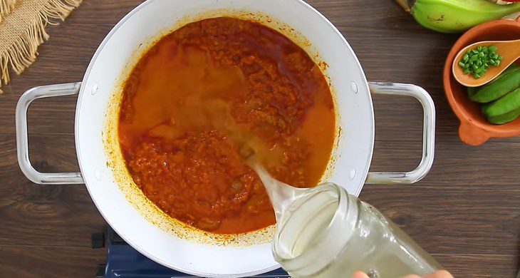 Step 2 Cook the beef and season the broth for the beef satay noodle soup