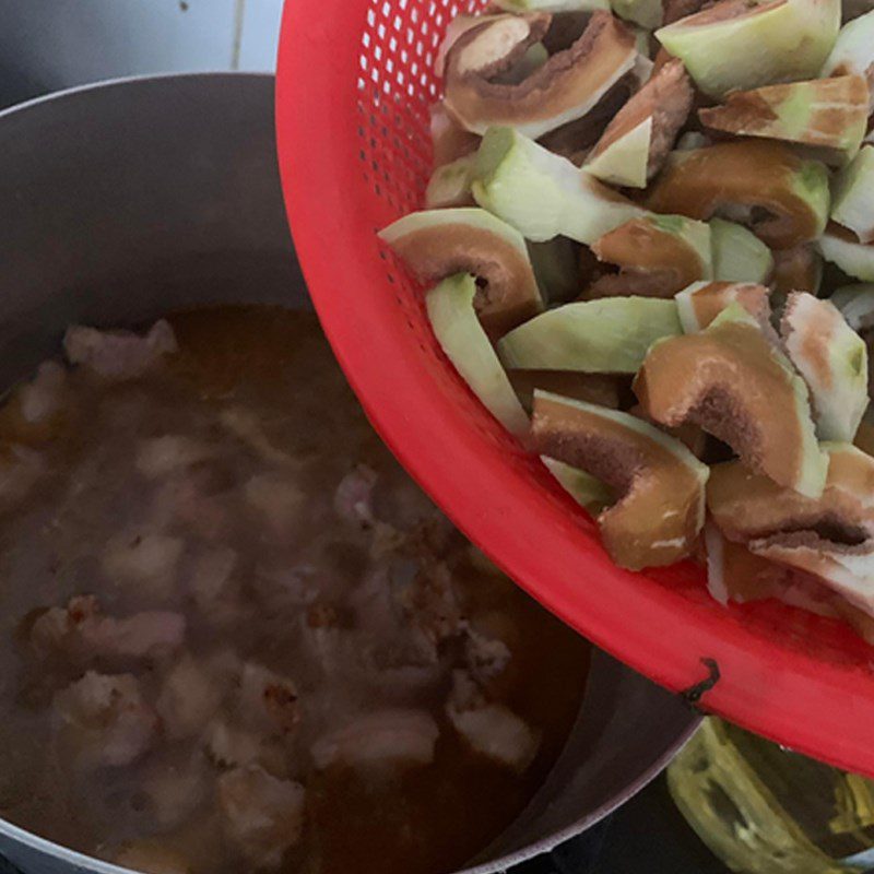 Step 3 Cooking pork with green fig