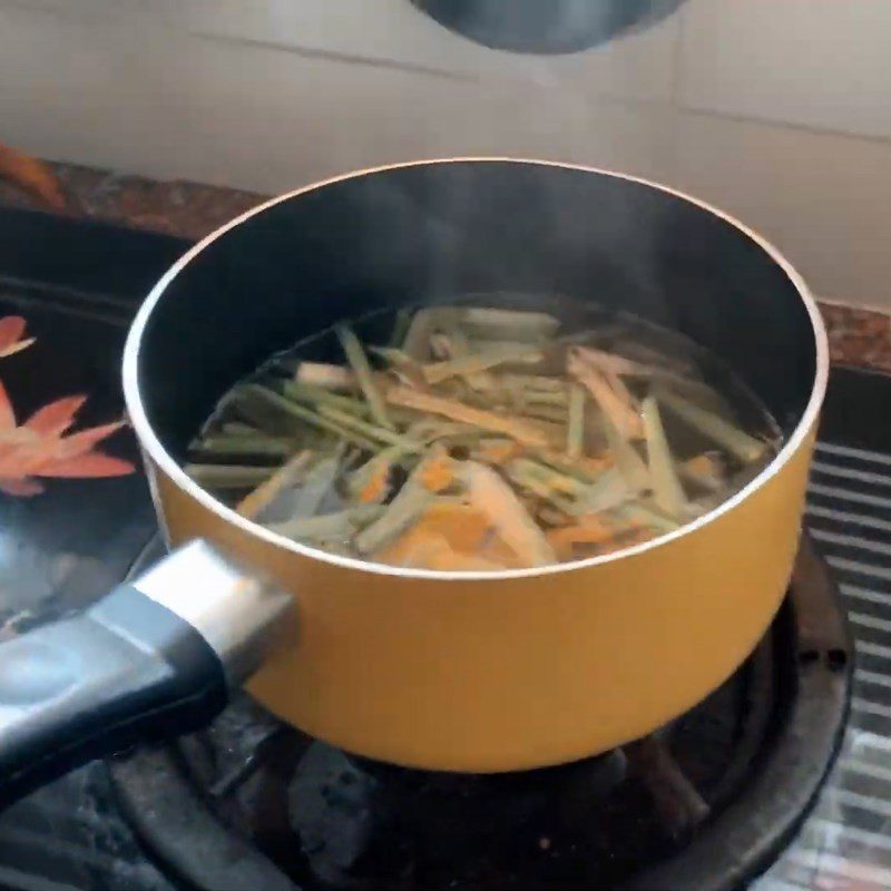 Step 2 Cook tea with lemongrass Peach lemongrass tea