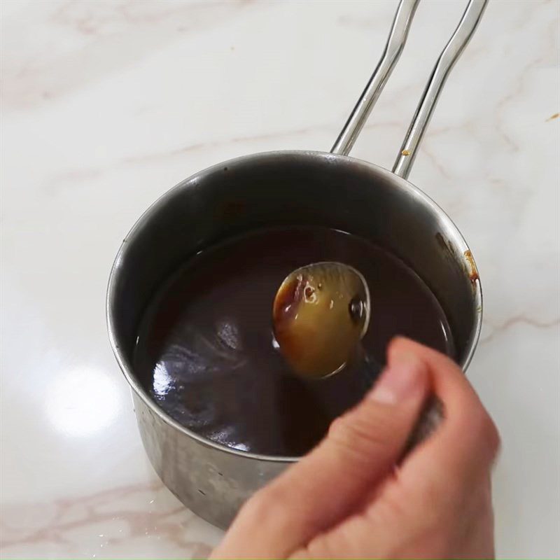 Step 5 Cook the sauce for bone-free beef pho