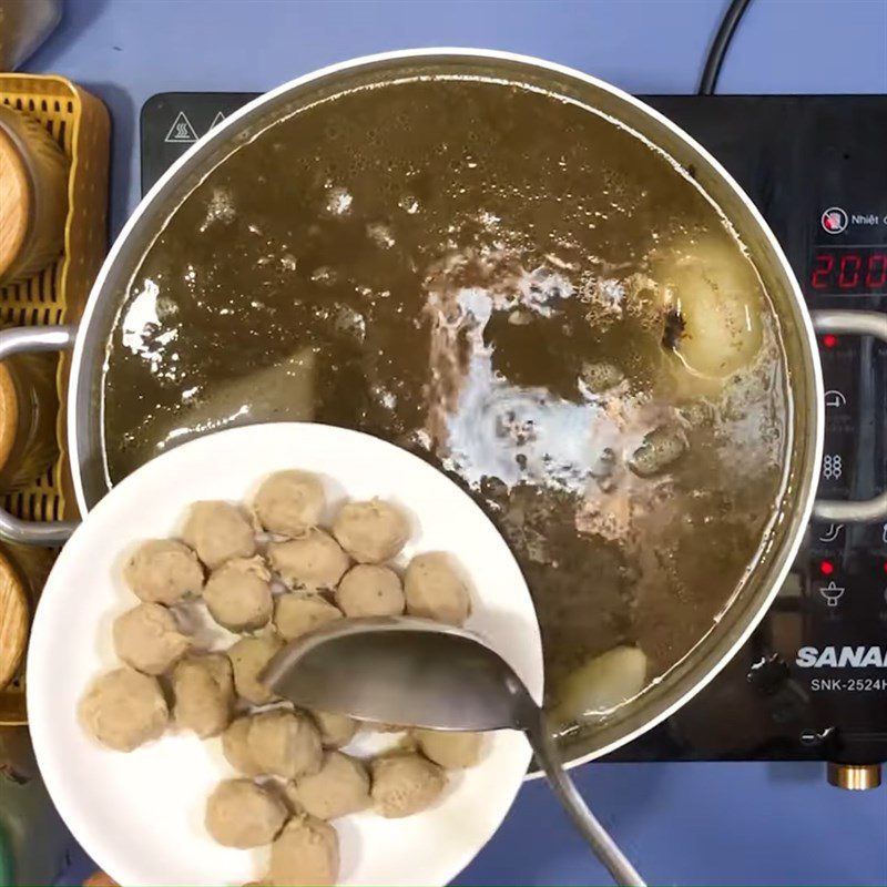 Step 5 Completion of Rare Beef Noodle Soup with Beef Balls