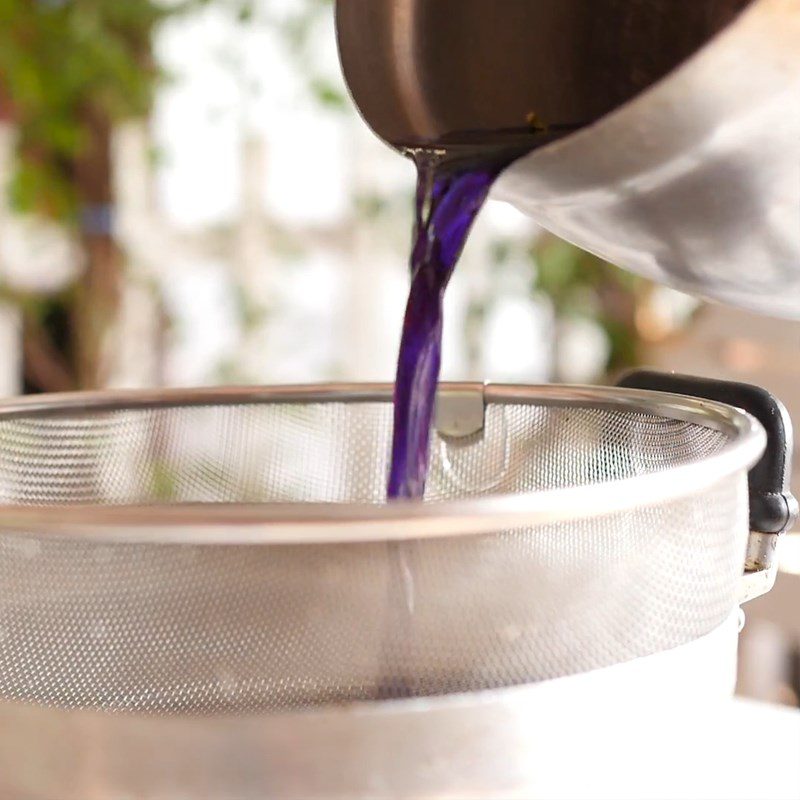 Step 1 Cook and filter butterfly pea flower water for butterfly pea flower smoothie