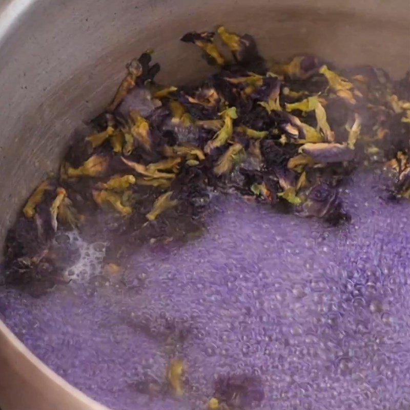 Step 1 Cook and filter butterfly pea flower water for butterfly pea flower smoothie