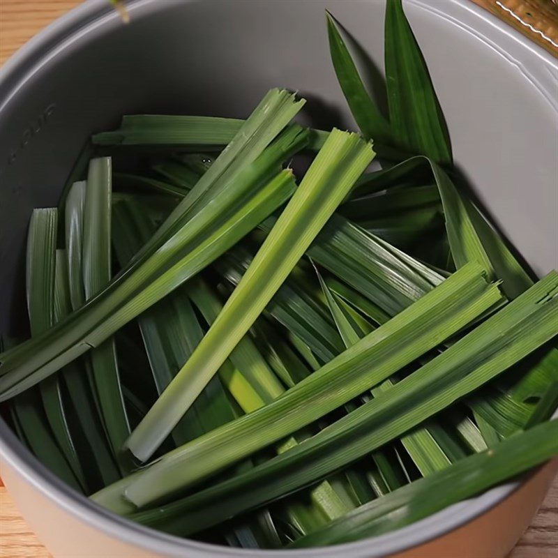 Step 4 Cooking sticky rice with pandan leaves