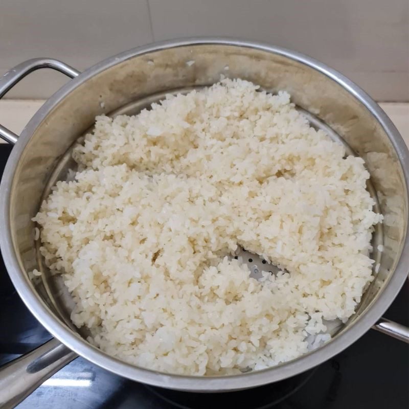 Step 2 Cooking sticky rice with coconut and lotus seeds (Recipe shared by a user)