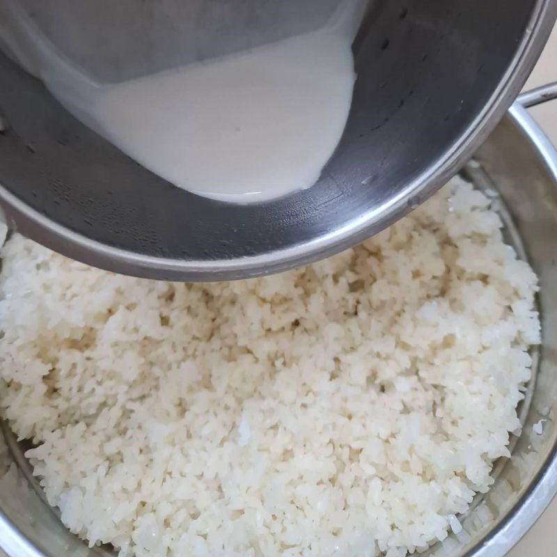 Step 2 Cooking sticky rice with coconut and lotus seeds (Recipe shared by a user)