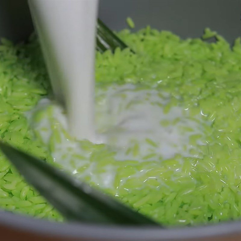 Step 4 Cooking sticky rice with pandan leaves