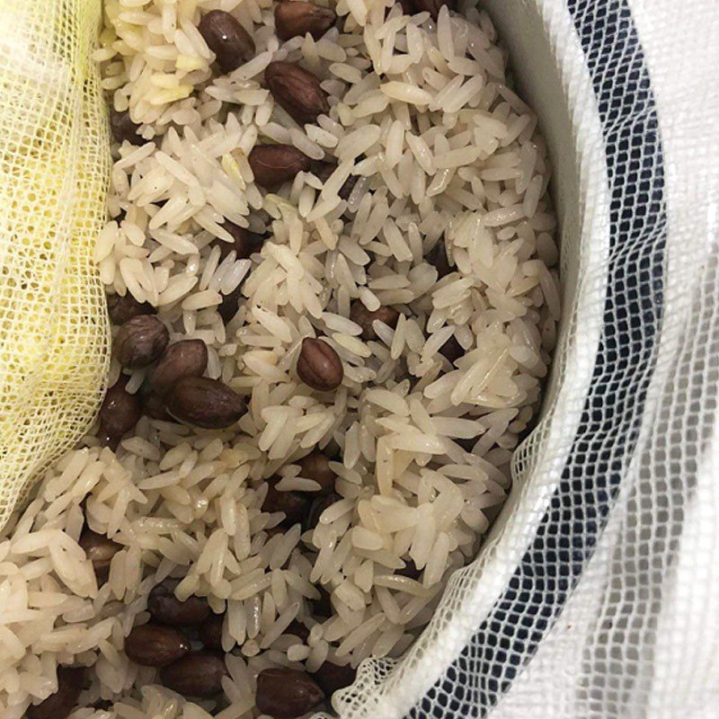 Step 2 Cooking sticky rice with peanuts Cooking sticky rice with peanuts using a rice cooker (recipe shared by users)