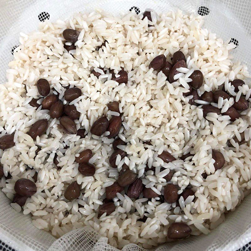 Step 2 Cook the Sticky Rice with Peanuts Sticky Rice with Peanuts using a Rice Cooker (recipe shared by users)