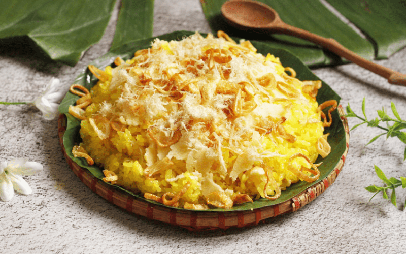 Cooking sticky rice with chicken fat and coconut milk