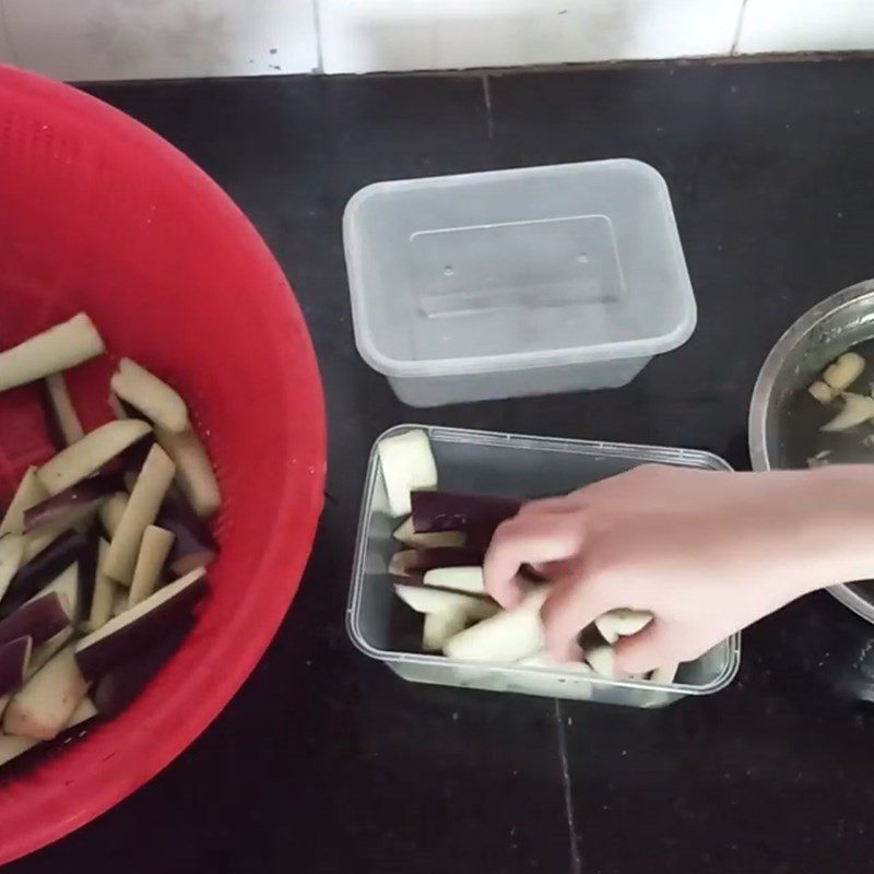 Step 3 Soak eggplant in saltwater for long eggplant