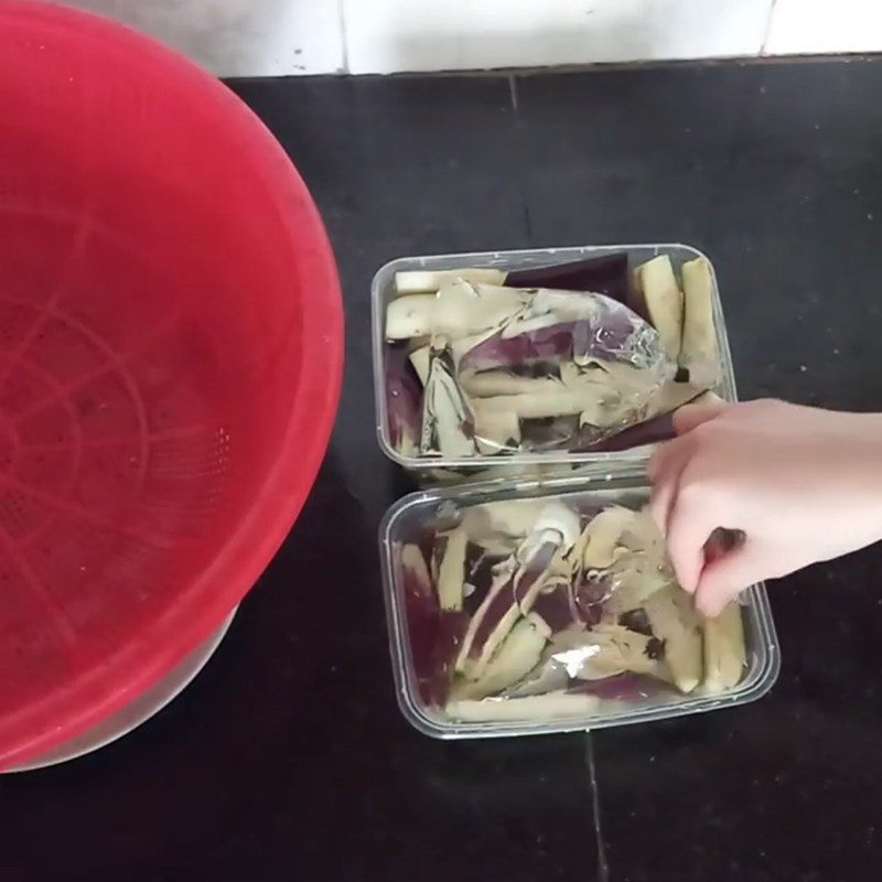 Step 3 Soak eggplant in saltwater for long eggplant