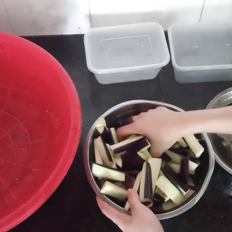 Step 3 Soak eggplant in saltwater for long eggplant