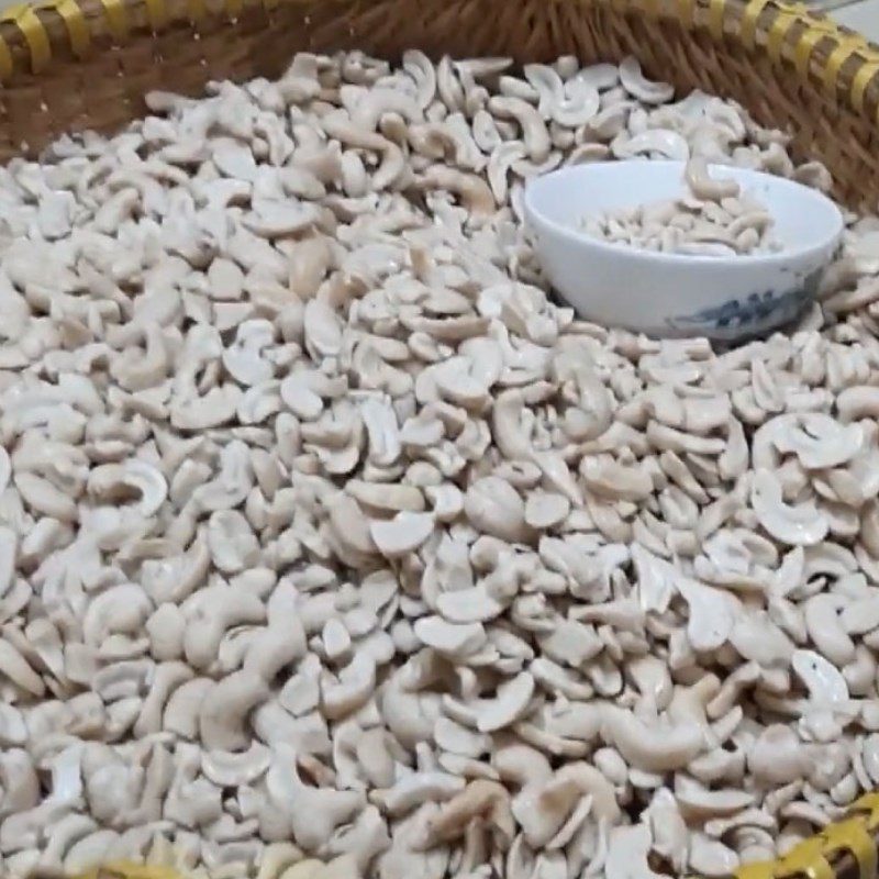 Step 1 Soak the ingredients for Cashew Sticky Rice Cake