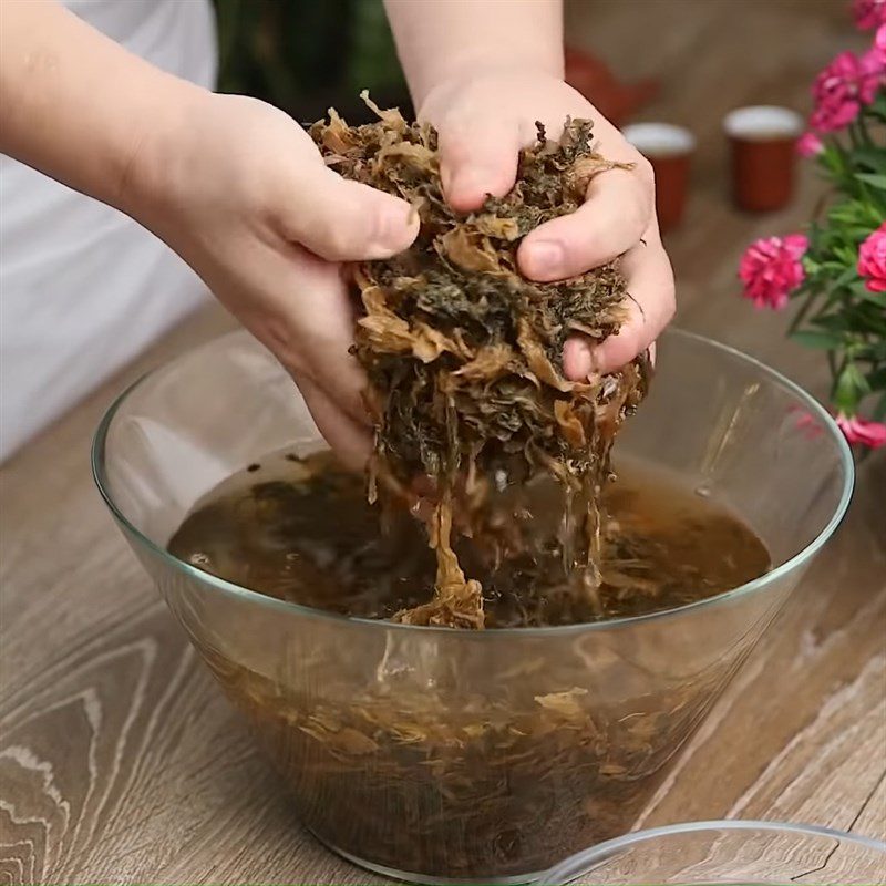 Step 2 Soak dry salted mustard greens Dong Khao pork