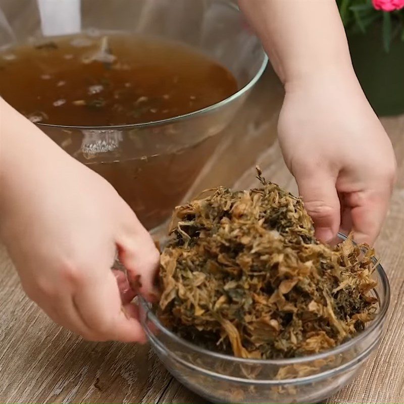 Step 2 Soak dry salted mustard greens Dong Khao pork