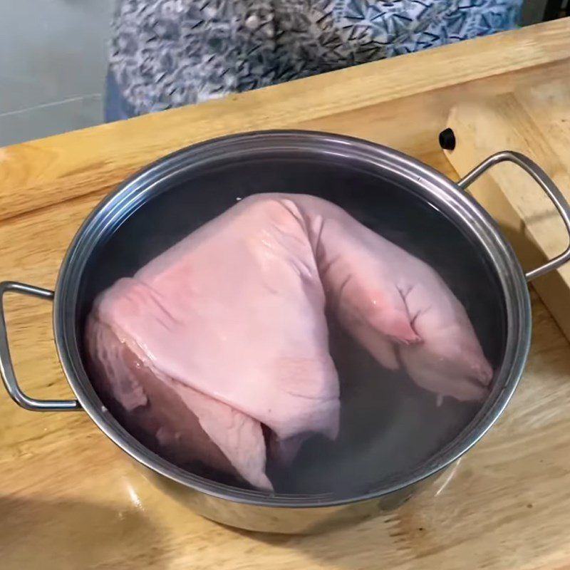 Step 2 Soaking the pig's trotter Crispy fried salted pig's trotter