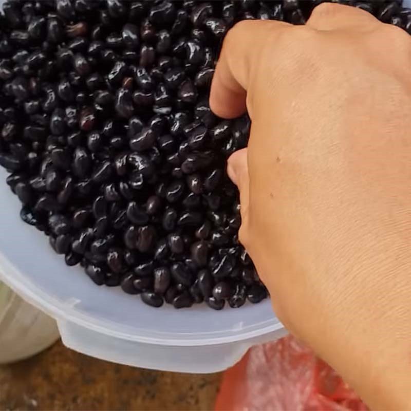 Step 2 Soak black beans for beef tail stew