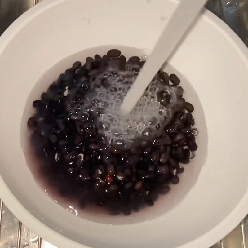 Step 1 Soak the beans and sticky rice for Vegetarian Coconut Sticky Rice Cake