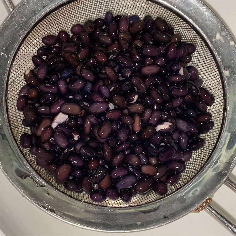 Step 1 Soak the beans and sticky rice for Vegetarian Coconut Sticky Rice Cake