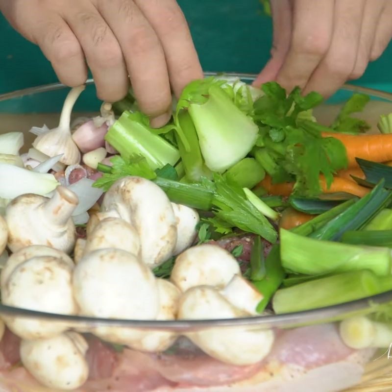 Step 4 Soak chicken and ingredients in wine Chicken cooked in wine