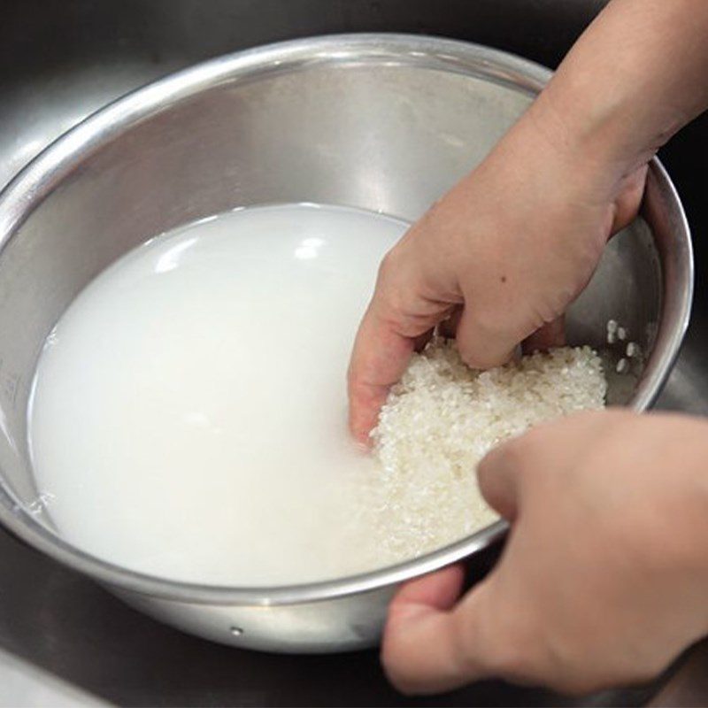 Step 1 Soak the rice and grind the traditional Bánh hỏi flour