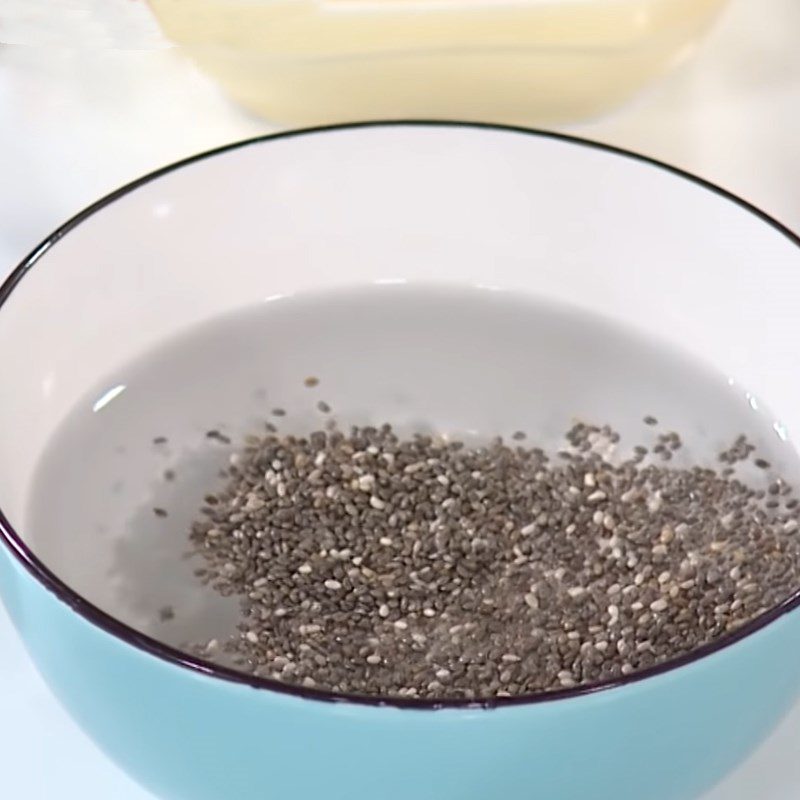 Step 1 Soak chia seeds for milk tea jelly