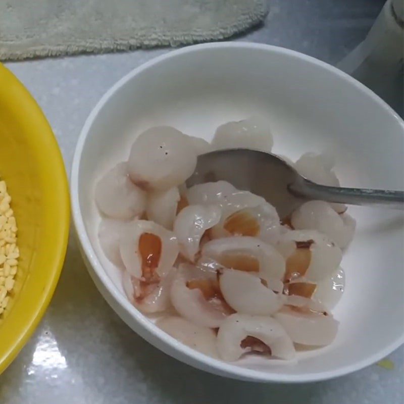 Step 1 Prepare the ingredients for Mung Bean Lychee Dessert