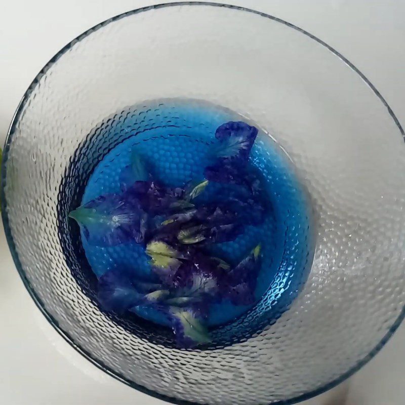 Step 2 Soak the butterfly pea flowers Aloe Vera with chia seeds and butterfly pea flower
