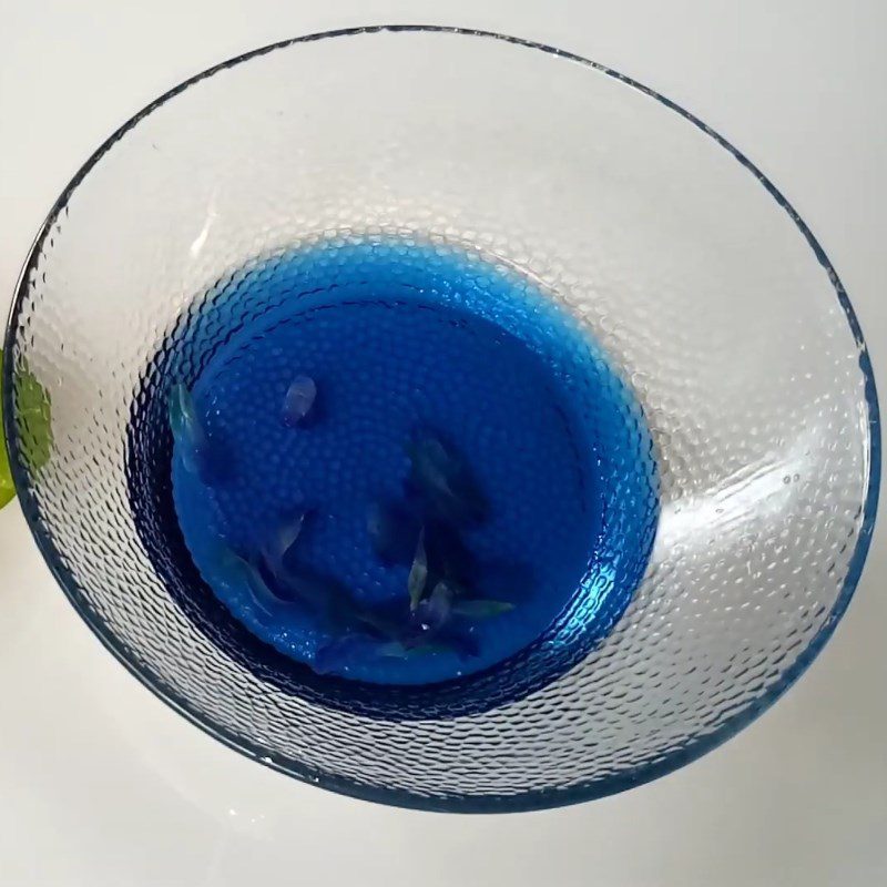 Step 2 Soak butterfly pea flowers, aloe vera, chia seeds, butterfly pea flowers