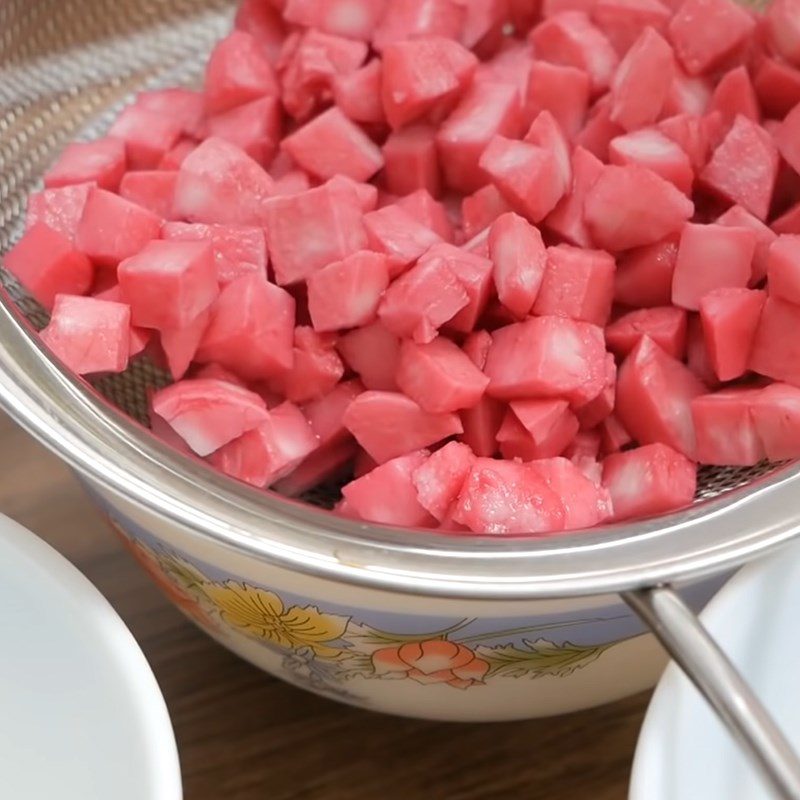 Step 6 Soaking colors and mixing taro starch for sago pudding with pomegranate seeds