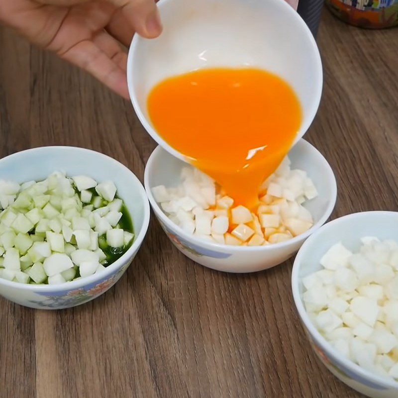 Step 6 Soaking colors and mixing taro starch for sago pudding with pomegranate seeds