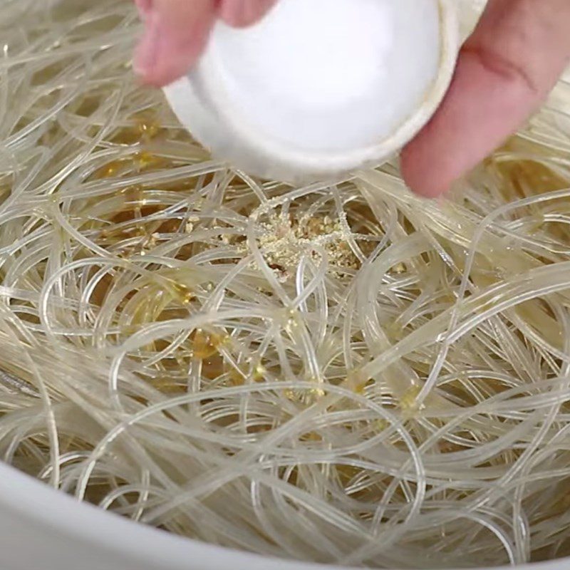 Step 3 Soak the vermicelli with scallops