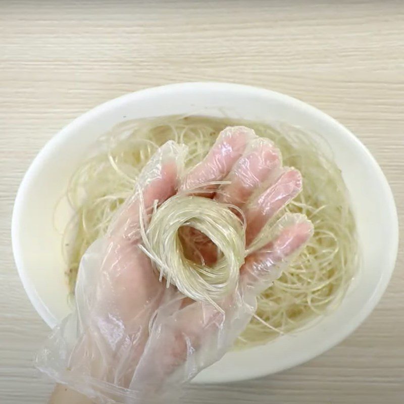 Step 3 Soak the vermicelli with scallops