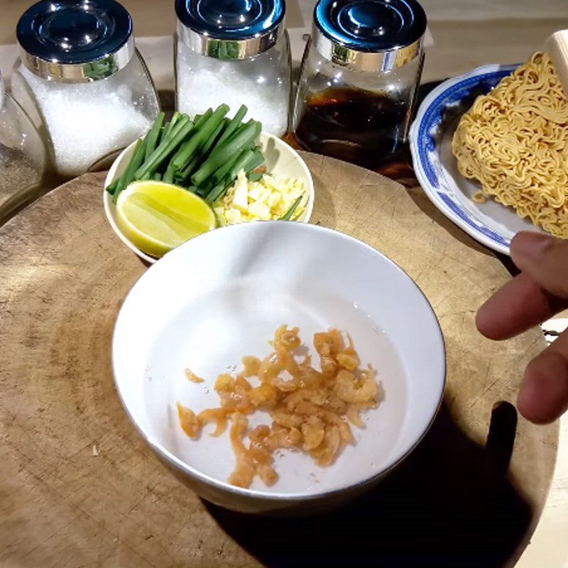 Step 1 Soak the squid and dried shrimp for Stir-fried Dried Squid Noodles