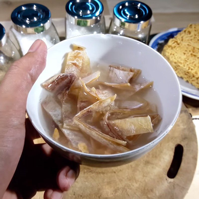 Step 1 Soak the squid and dried shrimp for Stir-fried Dried Squid Noodles