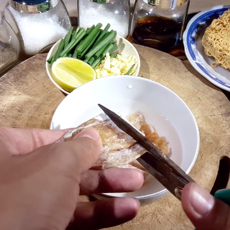 Step 1 Soak the squid and dried shrimp for Stir-fried Dried Squid Noodles