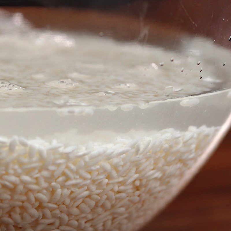 Step 1 Soak the sticky rice for sweet corn sticky rice with coconut milk