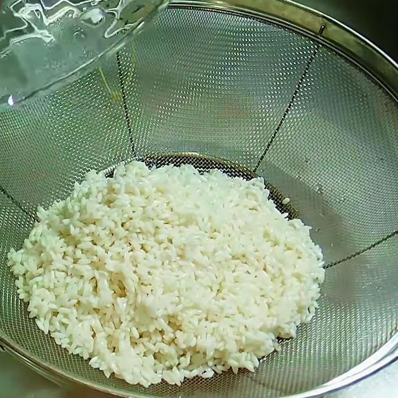 Step 1 Soak sticky rice with spicy ribs