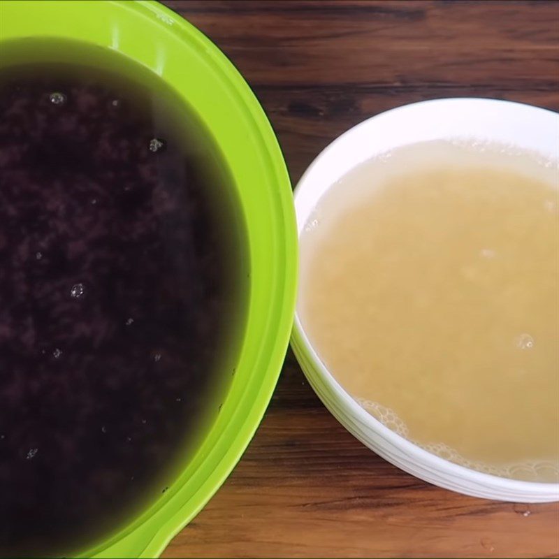 Step 1 Soak the rice Sticky Rice with Black Glutinous Rice and Mung Bean Filling with Coconut Milk